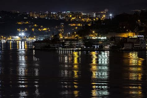 Wiosna w Boğaziçi! Barwne refleksy życia miejskiego i majestatyczna aura Bosforu