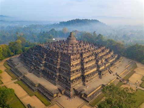  Słoneczny Wschód nad Borobudur! -  Zapowiedź Złotej Ery w Sztuce Indonezyjskiej