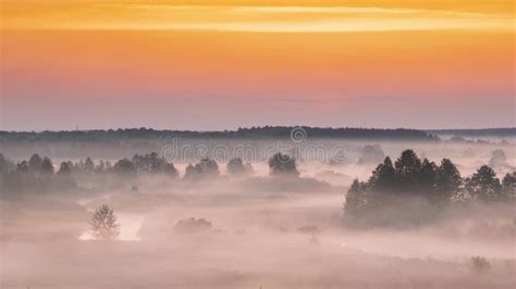 Zapadające się Słońce nad Wybrzeżem - Obraz Pejzażu Mglistego i Romantycznego Melancholii!